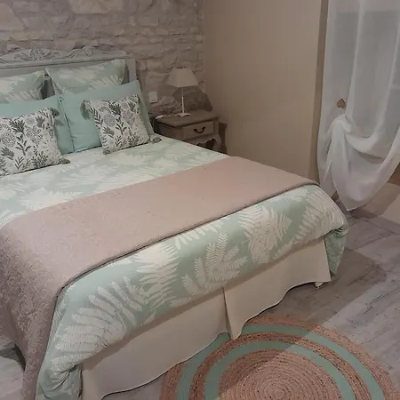 La Douce Charentaise Bed & Breakfast
